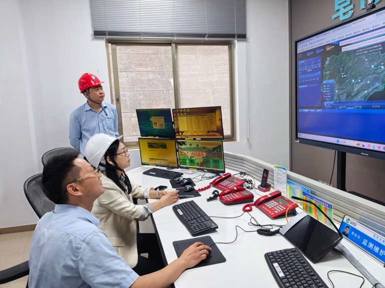 陈印辉在皂市水库防汛带班并督导查抄迎战强降雨工作